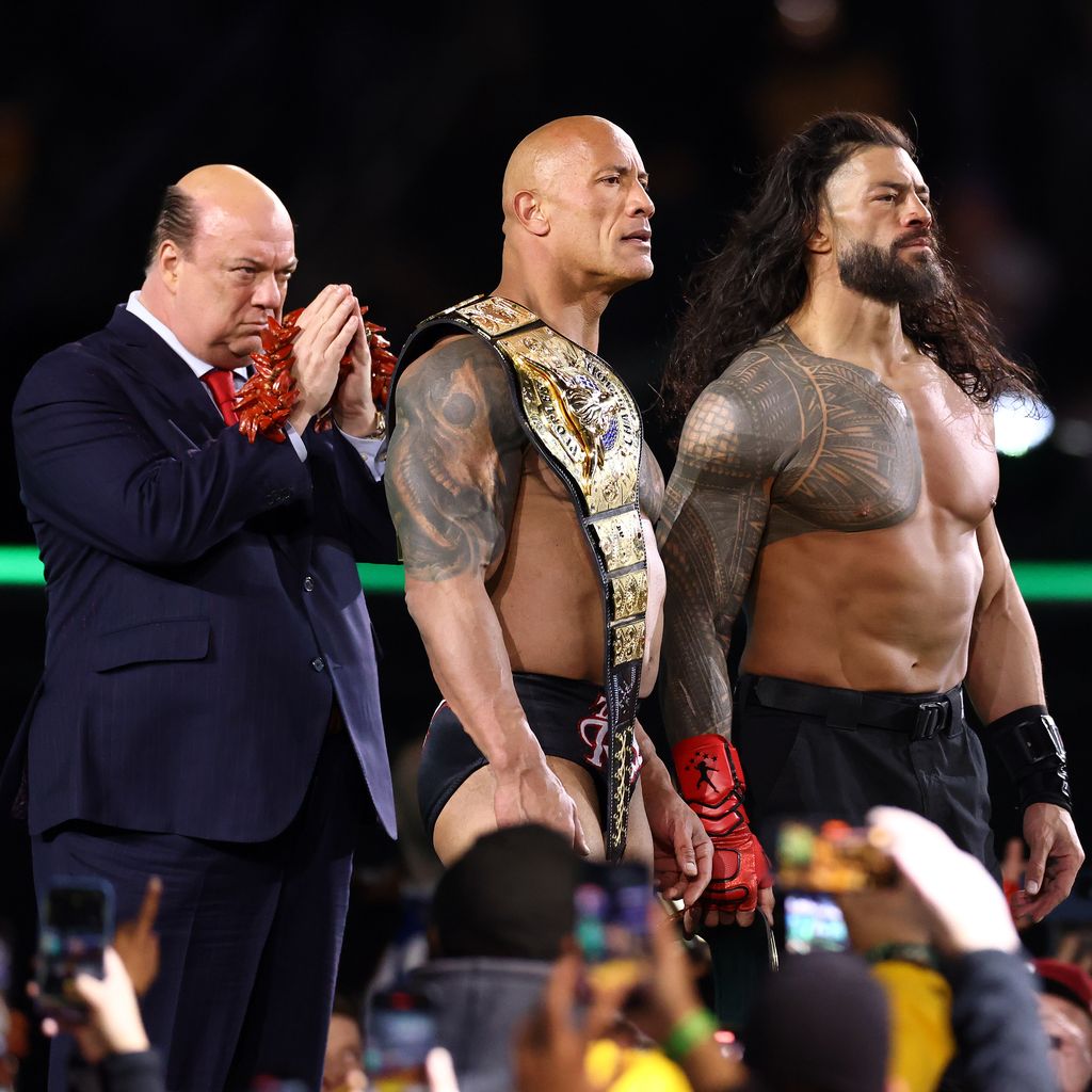 Paul Heyman, Dwayne "The Rock" Johnson und Roman Reigns bei WrestleMania XL, 2024