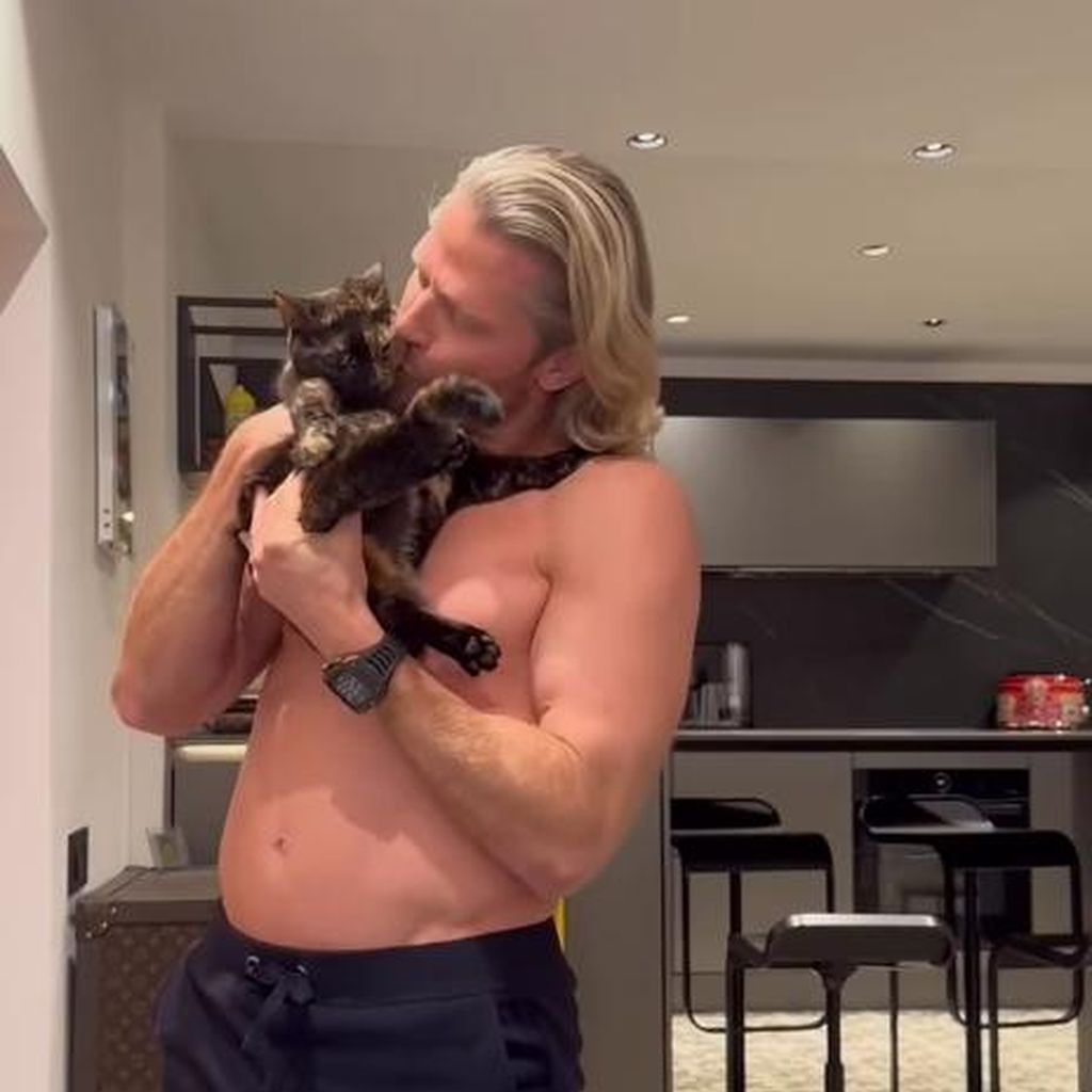 Paul Janke und seine Katze Carlotta im Januar 2025