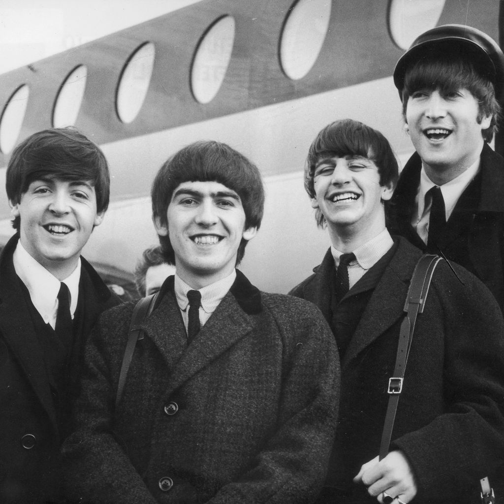 Paul McCartney, George Harrison, Ringo Starr und John Lennon am Londoner Flughafen, Februar 1964