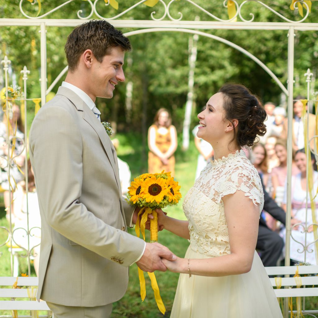 Paul (Sandro Kirtzel) und Romy (Désirée von Delft) bei ihrer Hochzeit in "Sturm der Liebe"