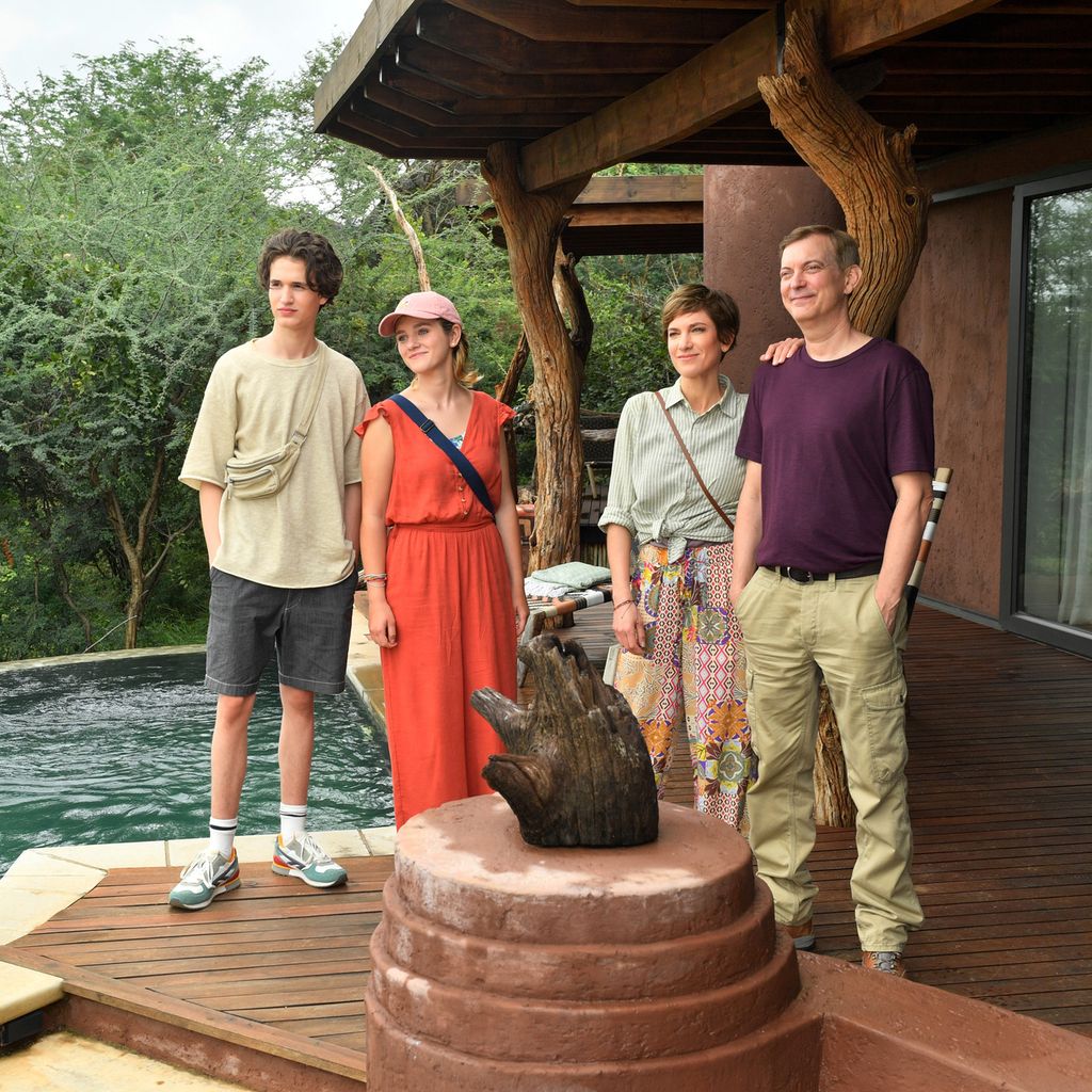 Paul Wagner, Klara Kleinheins, Isabell Horn und Daniel Krauss in "Das Traumschiff: Afrika: Madikwe"