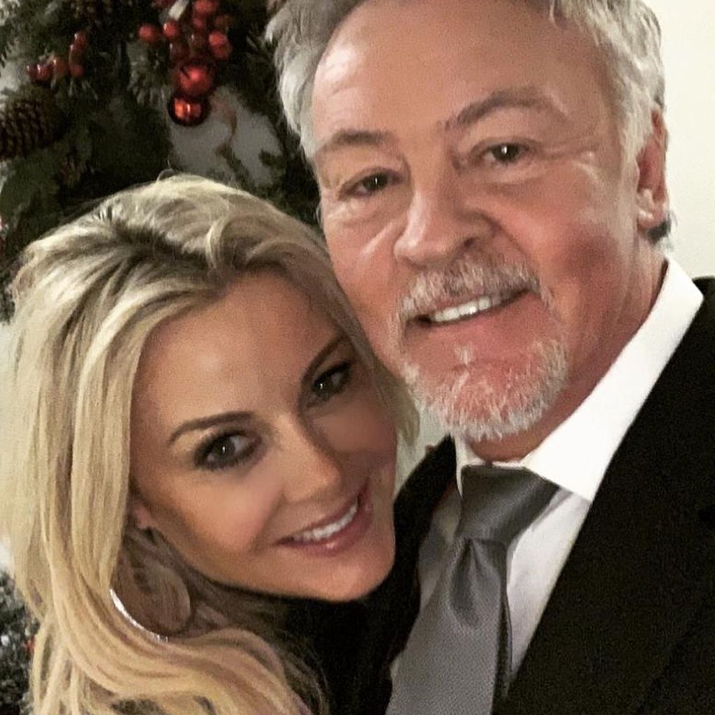 Paul Young mit seiner Verlobten Lorna, 2023
