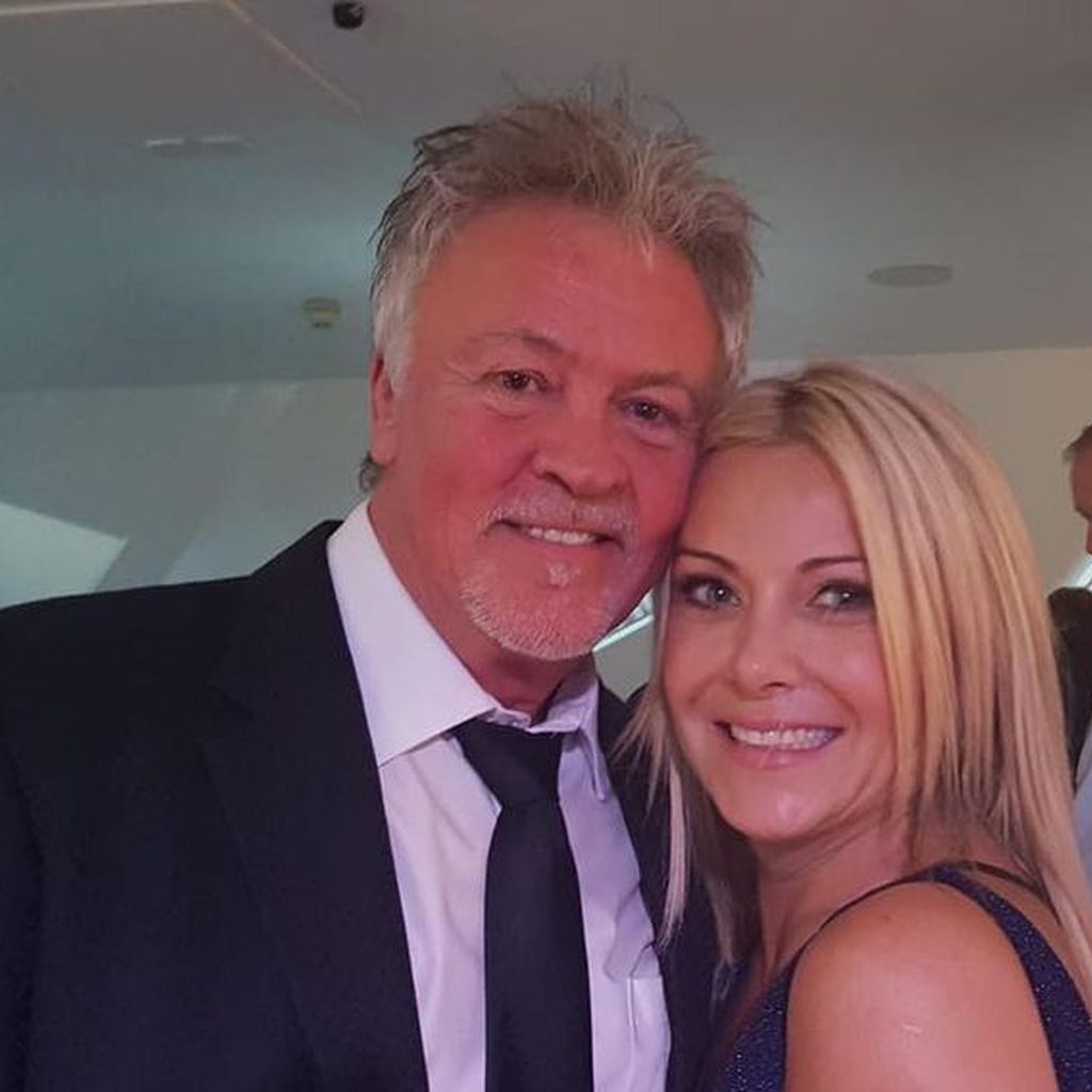 Paul Young posiert seiner Partnerin Lorna im Oktober 2023