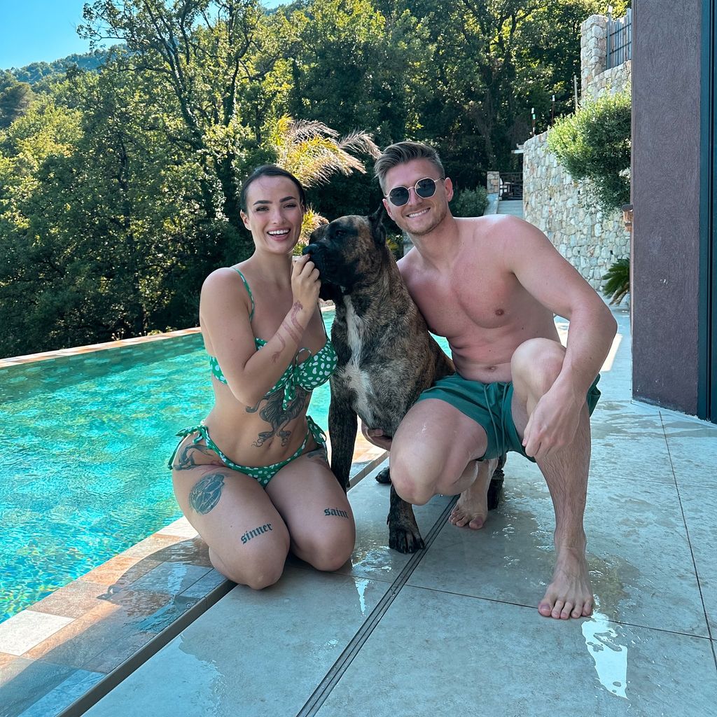 Paulina Ljubas, Tommy Pedroni und ihr gemeinsamer Hund Neo im Juni 2025