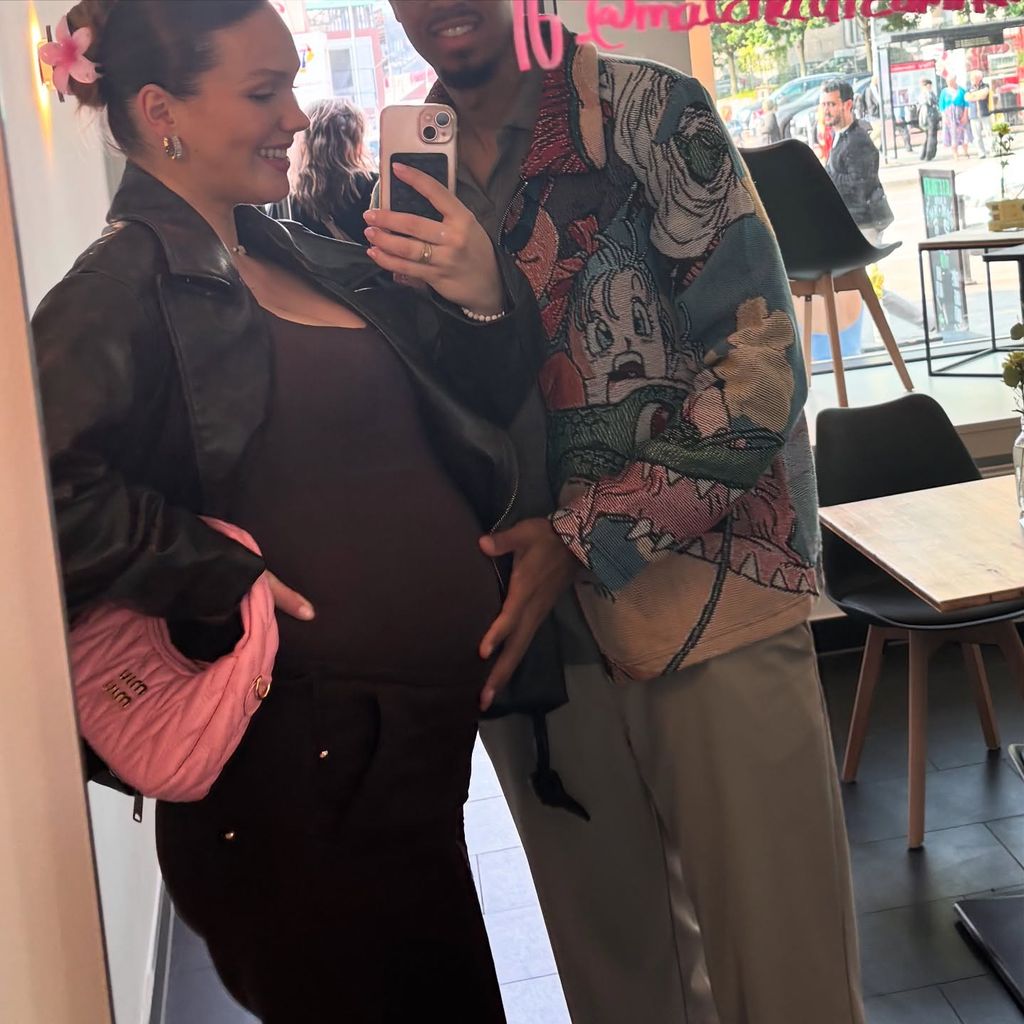 Paulina Pilchs Partner Adi streichelt ihren Babybauch