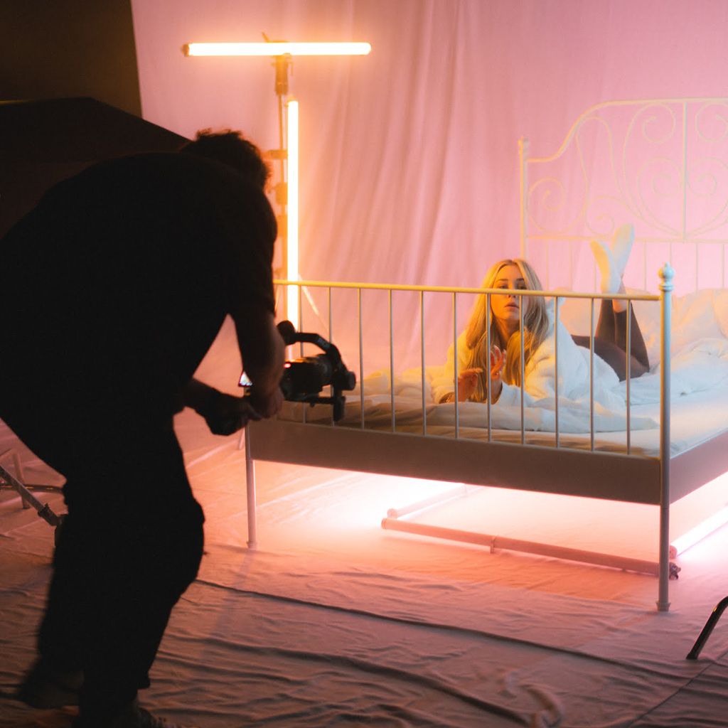Payton Ramolla in Mario Novembres Musikvideo "Allein Sein"