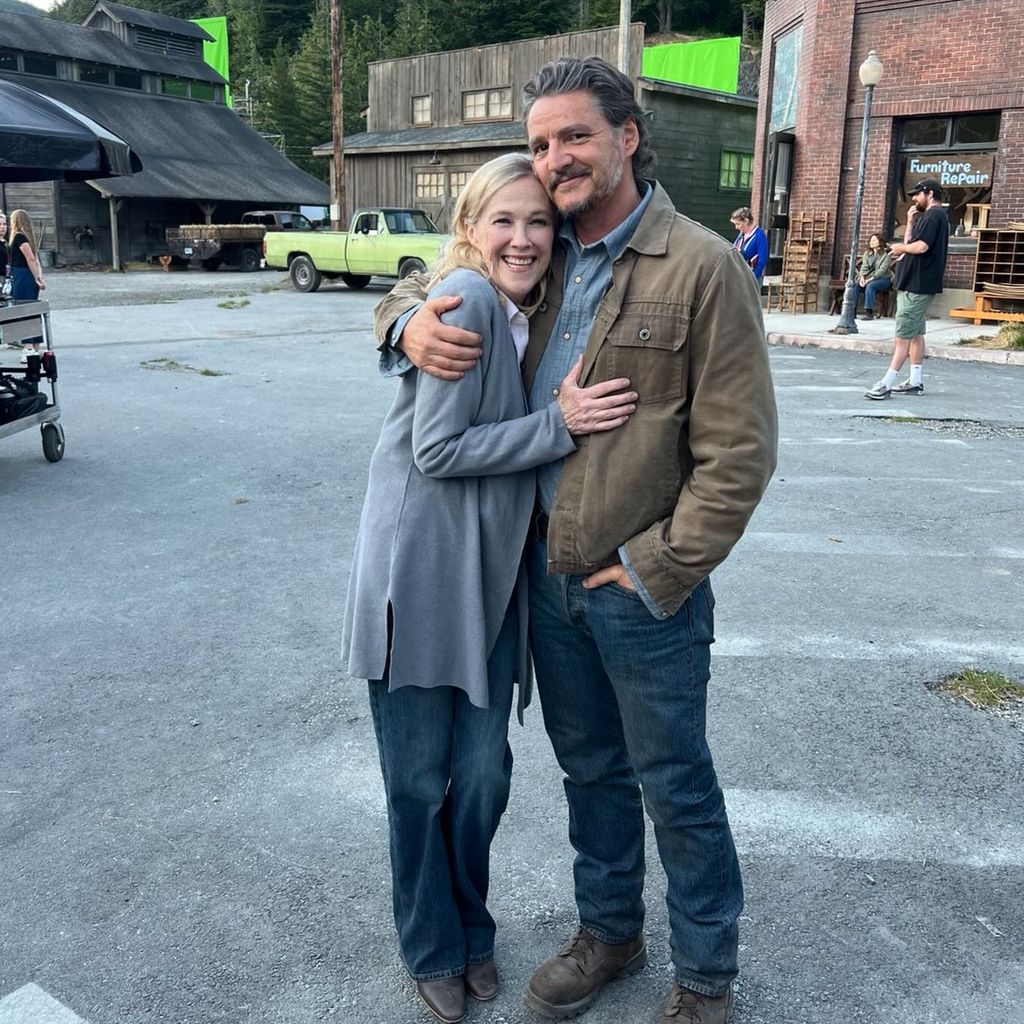 Pedro Pascal und Catherine O'Hara am Set von "The Last of Us"