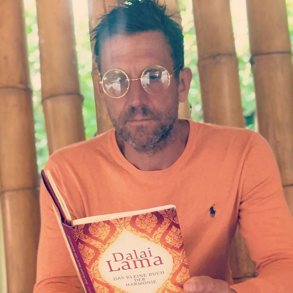 Peer Kusmagk liest ein Buch