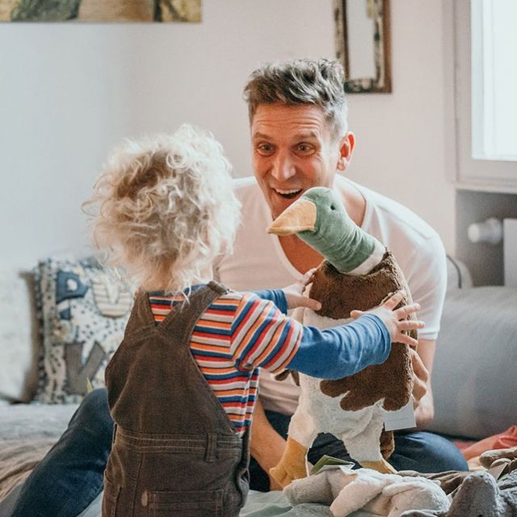 Peer Kusmagk und sein Sohn Emil-Ocean in ihrer Wohnung