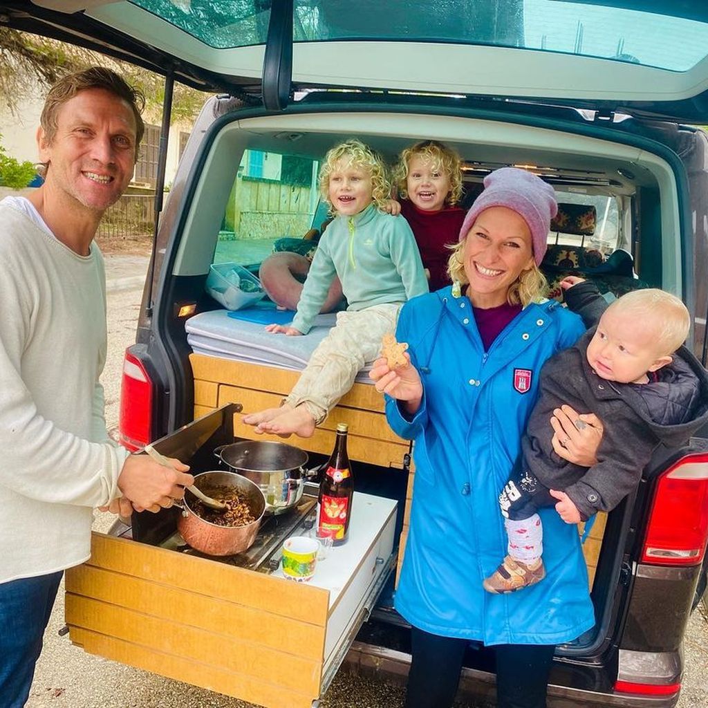 Peer und Janni Kusmagk mit ihren Kids im Dezember 2022