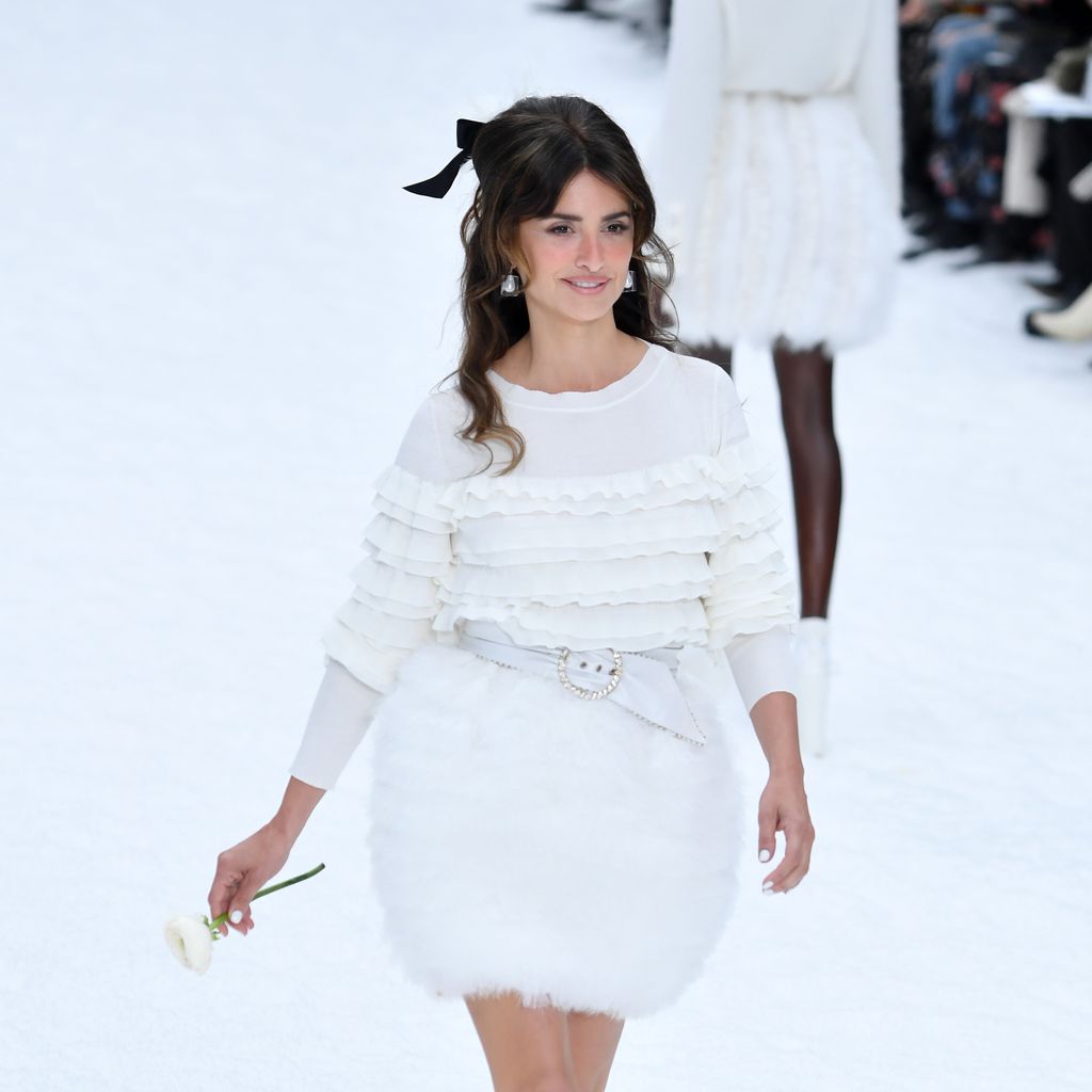 Model Penelope Cruz bei der letzten Chanel-Fashionshow mit Lagerfelds Kreationen