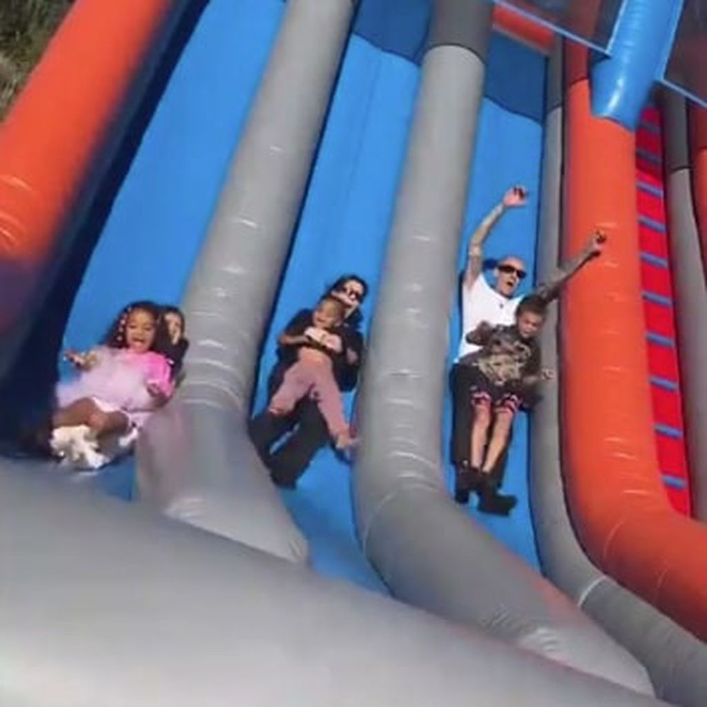 Penelope Disick, Chicago West, Kourtney Kardashian, Saint West, Travis Barker und Reign Disick