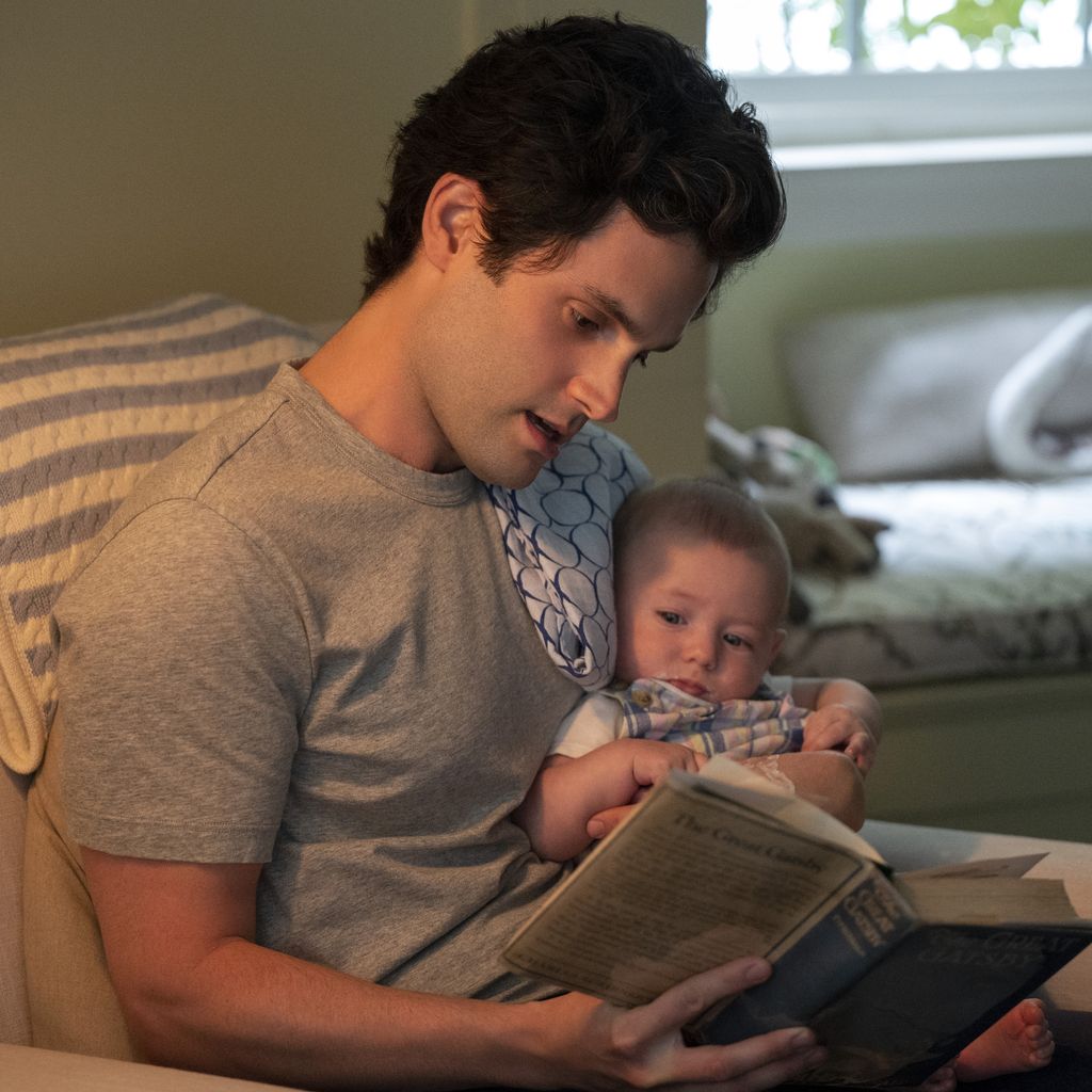 Penn Badgley als Joe Goldberg in "You" mit seinem Baby