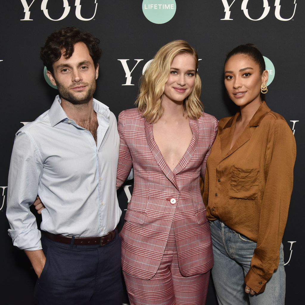 Penn Badgley, Elizabeth Lail und Shay Mitchell auf einer Premiere von "You" in New York