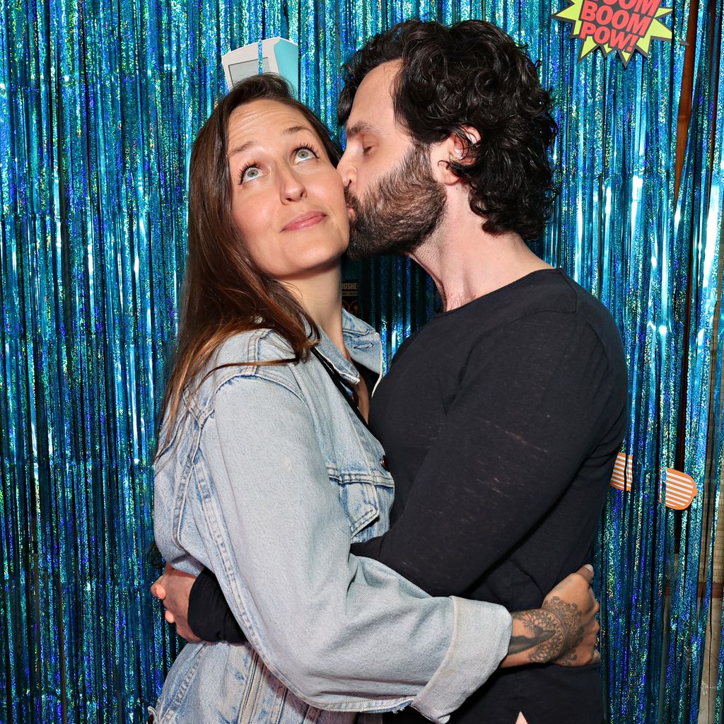 Domino Kirke und Penn Badgley im Juni 2022
