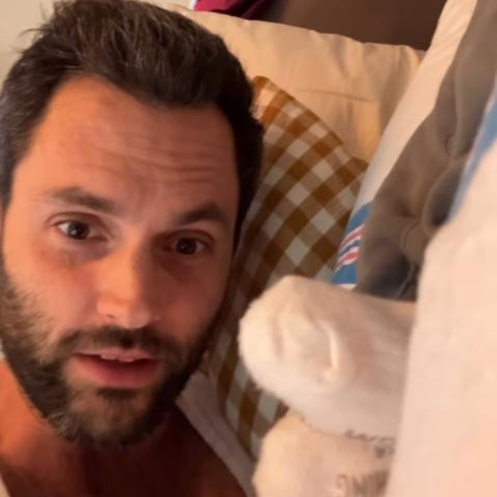 Penn Badgley und die Füße seiner Zwillinge, September 2025