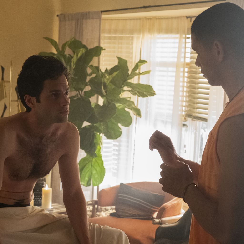 Penn Badgley und Charlie Barnett in "You"