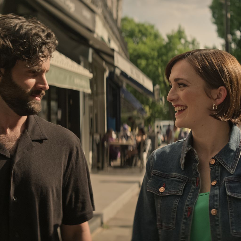 Penn Badgley und Charlotte Ritchie in "You"