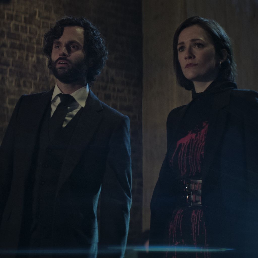 Penn Badgley und Charlotte Ritchie in "You"