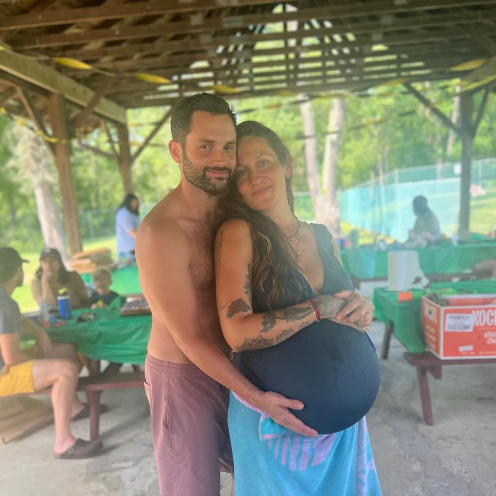 Penn Badgley und Domino Kirke, August 2025