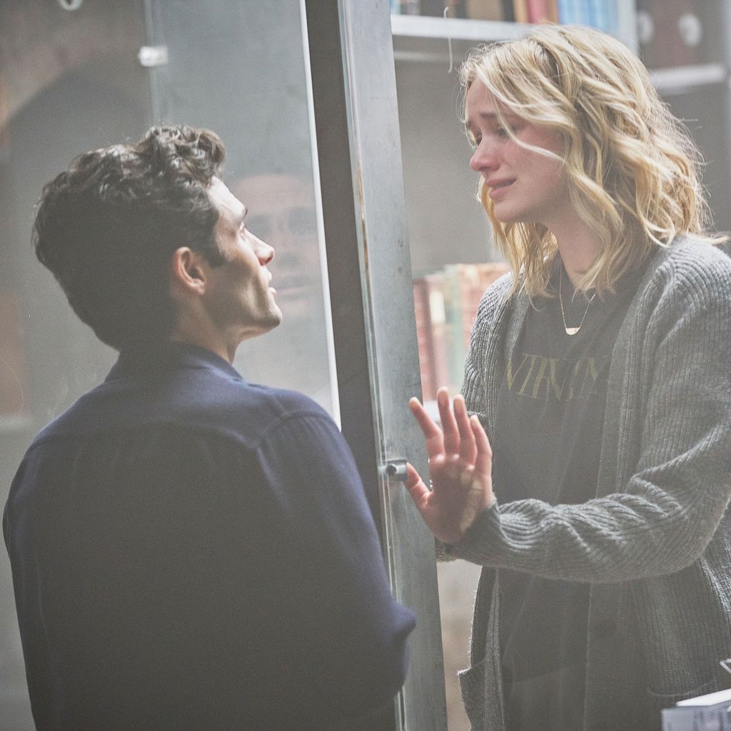 Penn Badgley und Elizabeth Lail in "You"