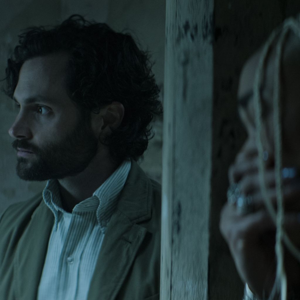 Penn Badgley und Tati Gabrielle in "You"