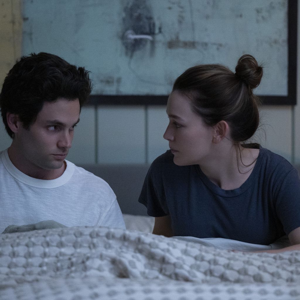 Penn Badgley und Victoria Pedretti in "You"
