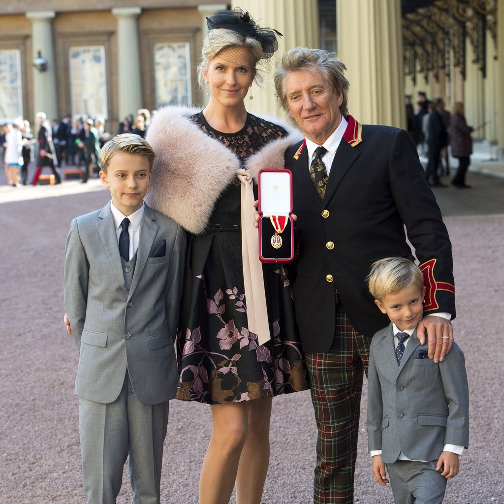 Penny Lancaster und Rod Stewart mit ihren Söhnen bei Rods Auszeichnung zum Knight Bachelor in London