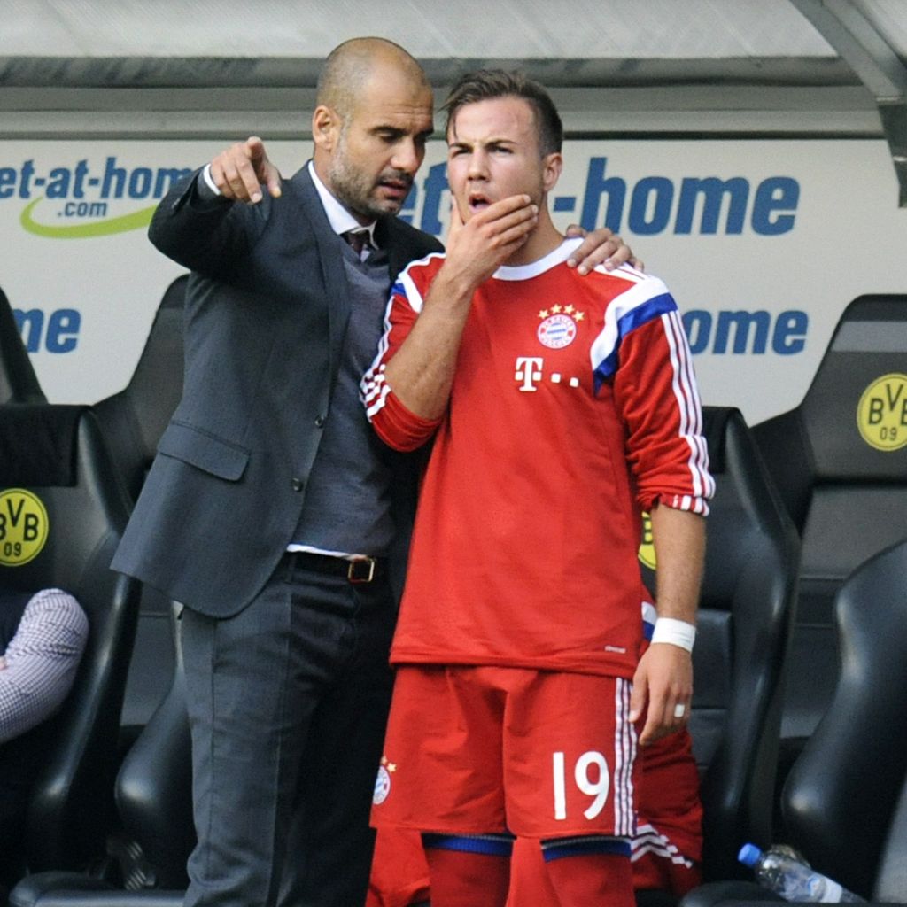 Pep Guardiola mit Mario Götze beim Supercup gegen Dortmund