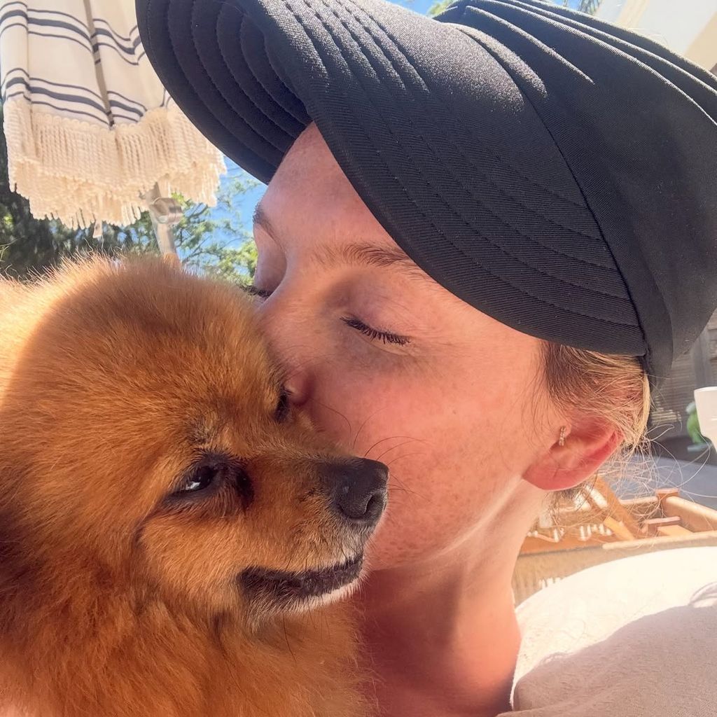 Perrie Edwards und Hatchi im Urlaub