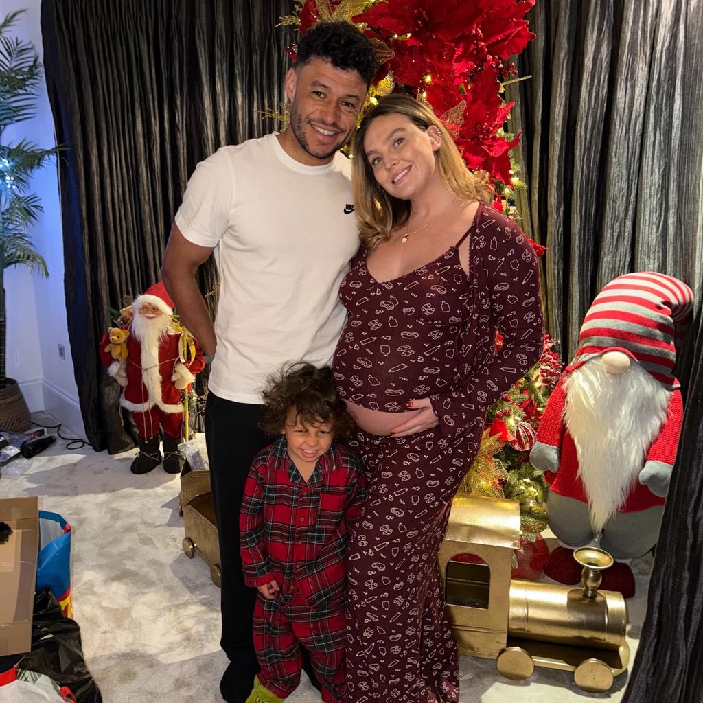 Perrie Edwards mit Alex Oxlade-Chamberlain und ihrem Sohn Axel an Weihnachten 2025