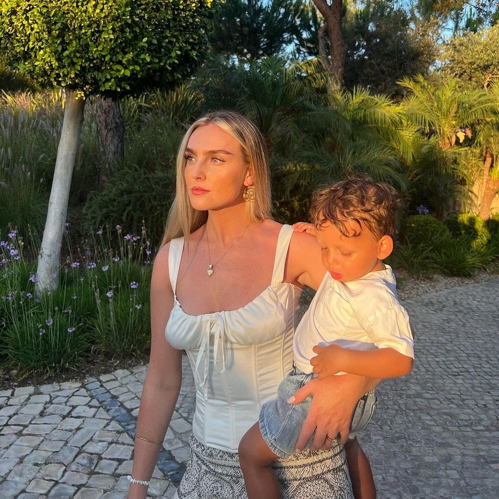 Perrie Edwards mit ihrem Sohn