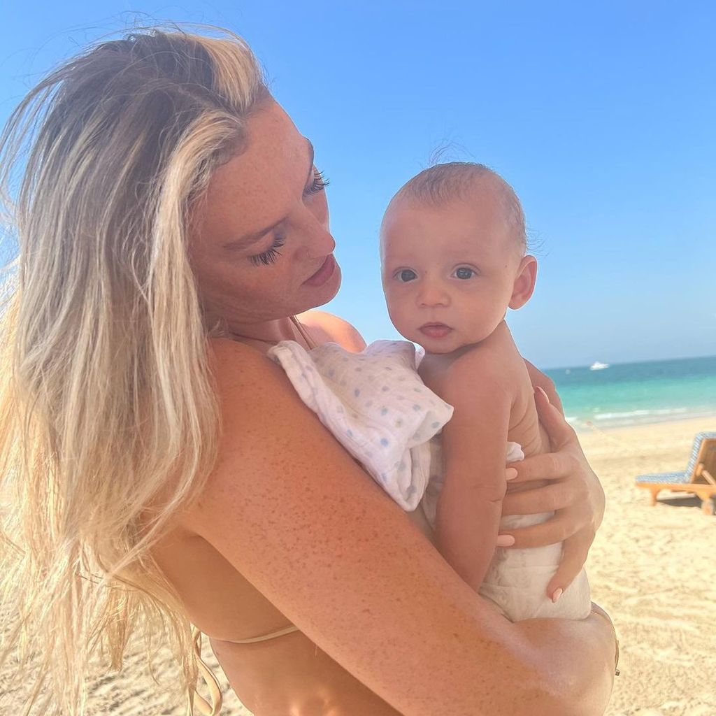 Sängerin Perrie Edwards mit ihrem Sohn Axel