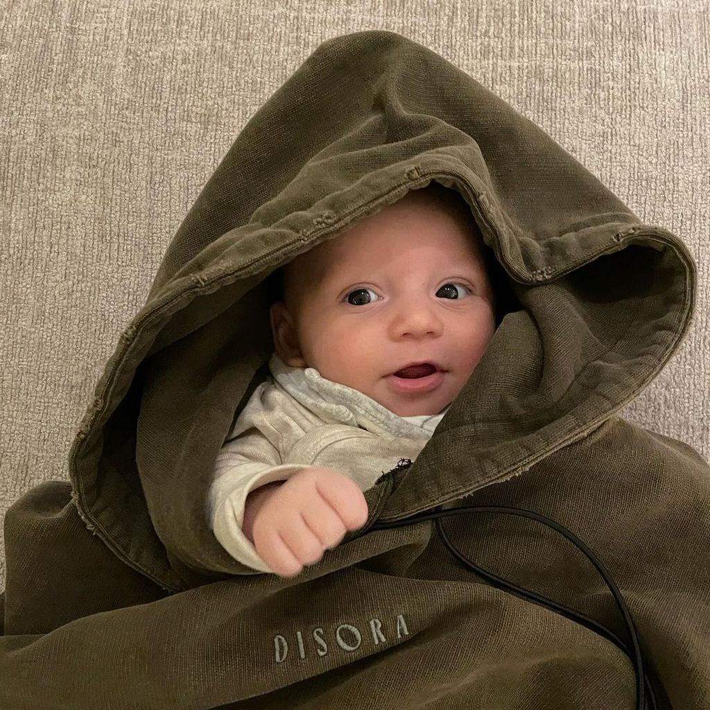 Perrie Edwards' Sohn Axel im übergroßen Hoodie