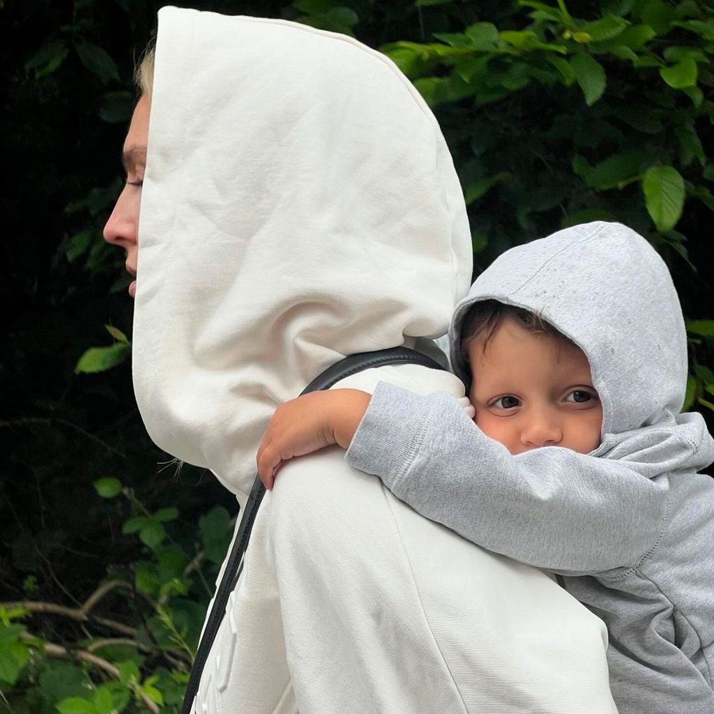 Perrie Edwards und ihr Sohn Axel, Juli 2024