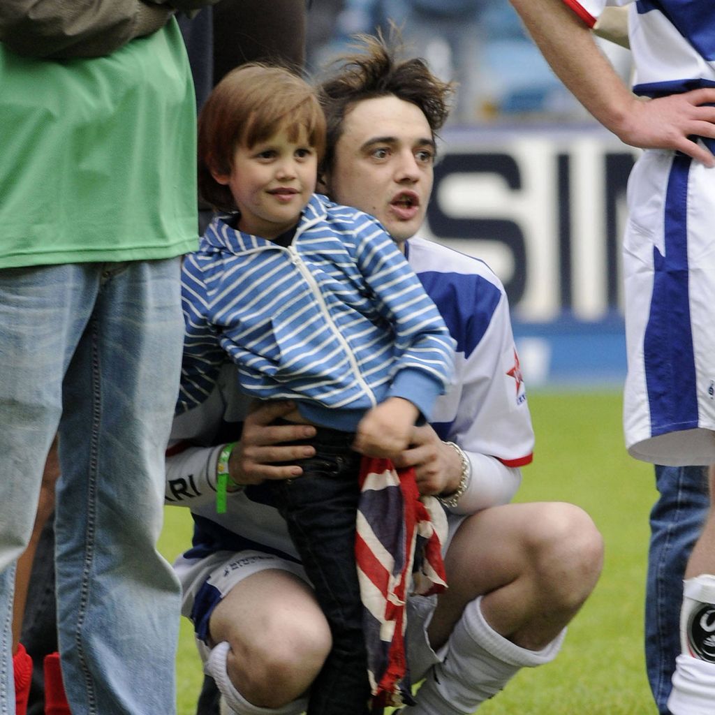 Musiker Pete Doherty mit seinem Sohn Astile im Mai 2008 in London