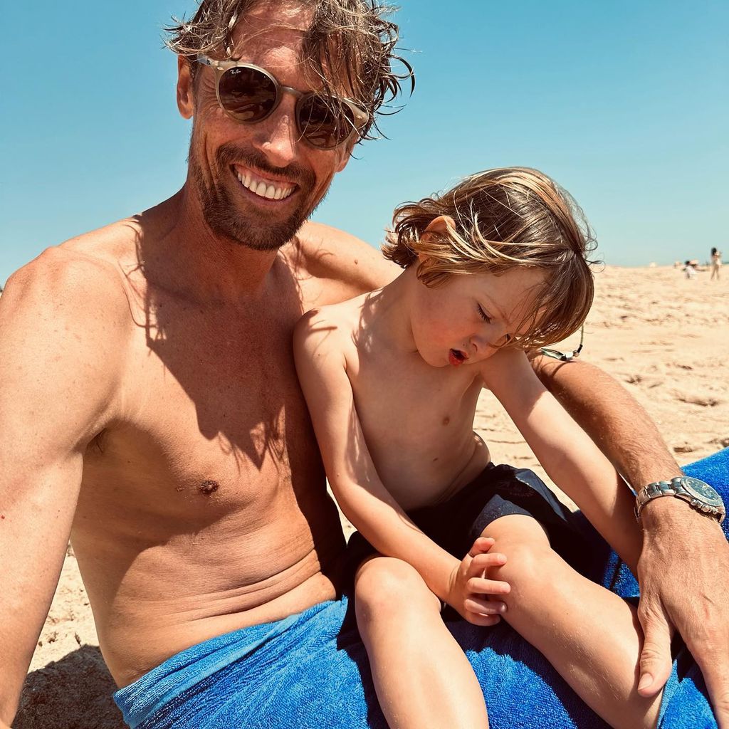 Peter Crouch mit einem seiner Kinder