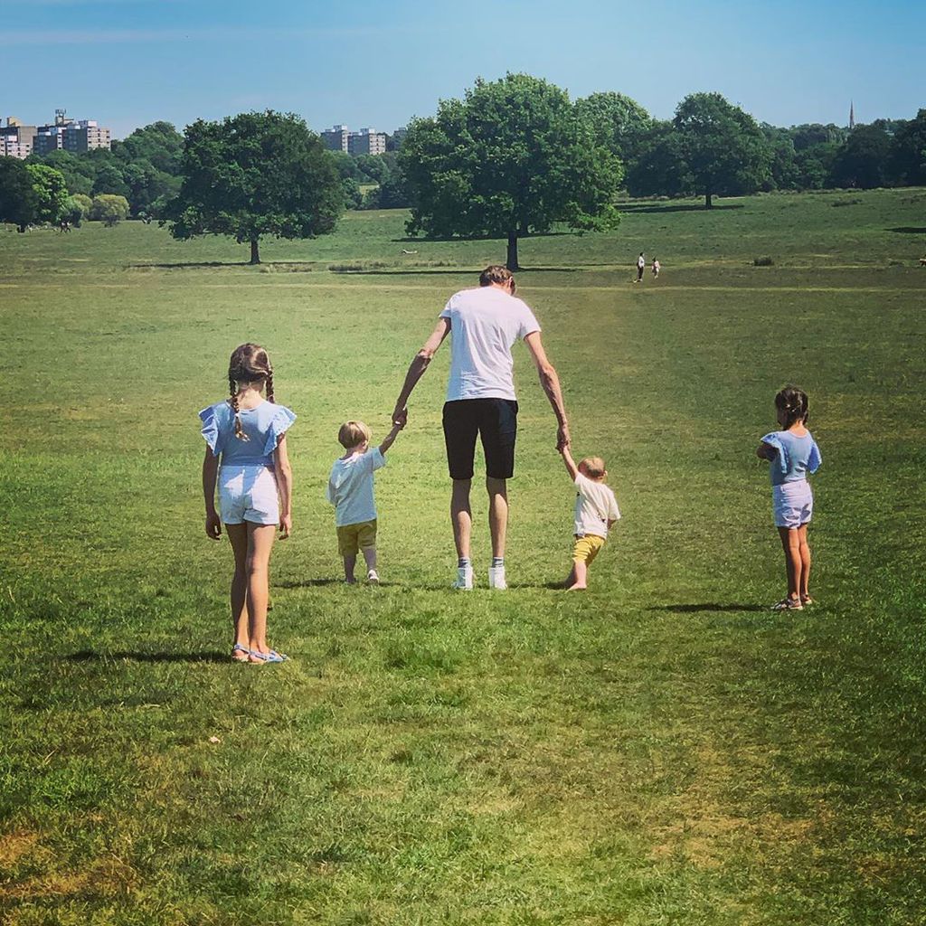 Peter Crouch mit seinen vier Kindern