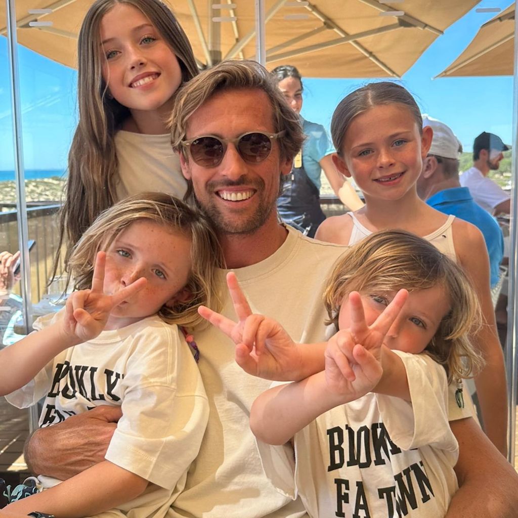 Peter Crouch mit seinen vier Kindern