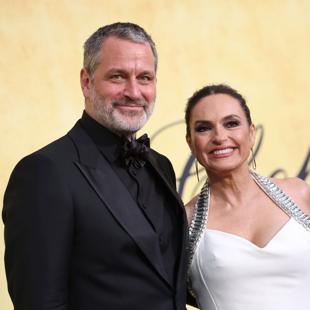 Peter Hermann und Mariska Hargitay bei der amfAR Gala Cannes 2025 im Hotel du Cap-Eden-Roc in Cap d’Antibes
