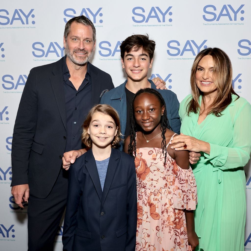 Peter Hermann und Mariska Hargitay mit ihren Kindern