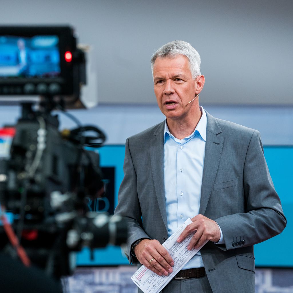 Peter Kloeppel in einem TV-Studio von "RTL"