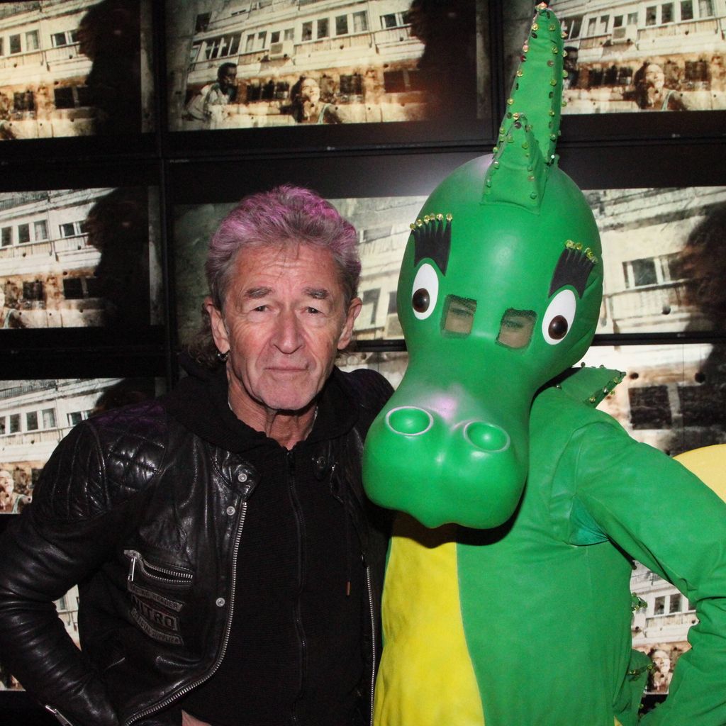 Peter Maffay und der kleine Drache Tabaluga bei einer Autogrammstunde im Saturn Hamburg, 12.12.2022