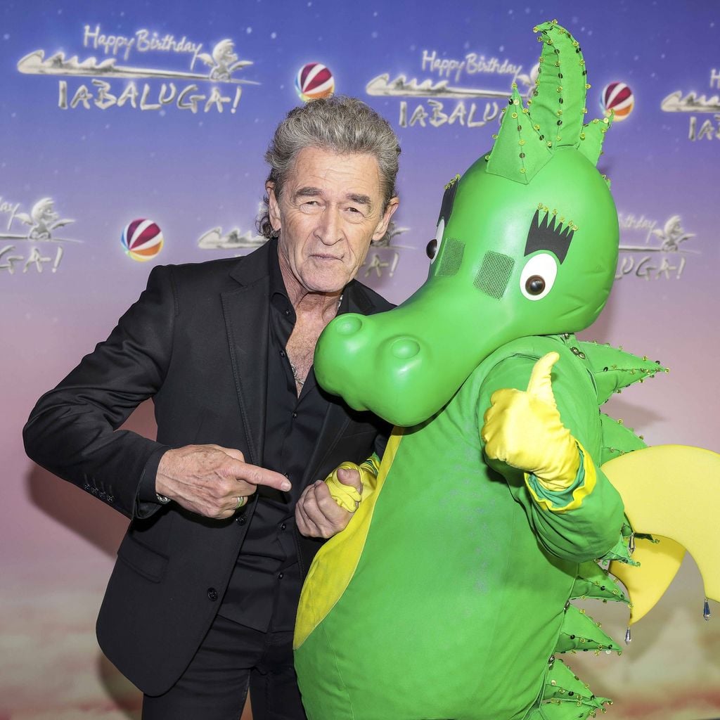 Peter Maffay mit Tabaluga bei der Sat.1-Gala "Happy Birthday Tabaluga!" im Zoo Palast Berlin, 27.03.2023
