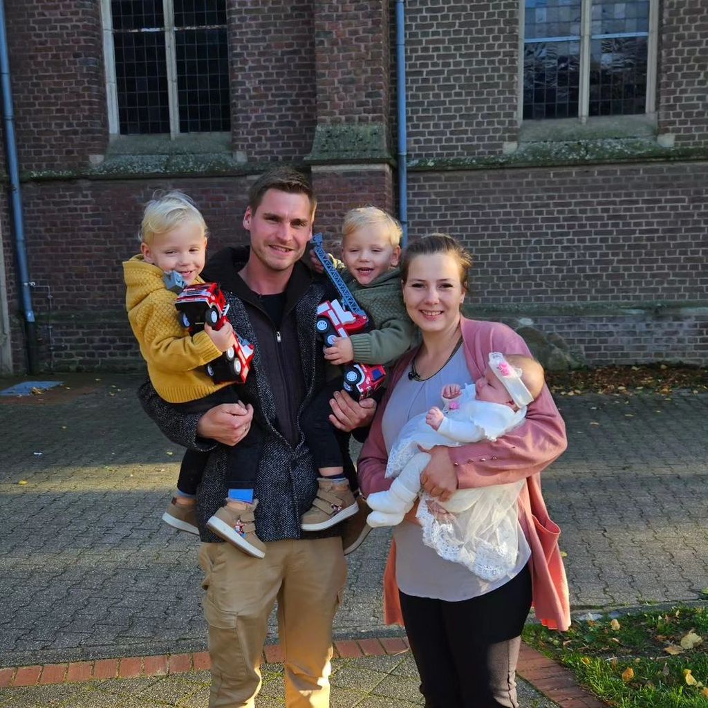 Peter und Sarafina Wollny mit ihren Kindern Emory, Casey und Hope bei der Taufe im Oktober 2023
