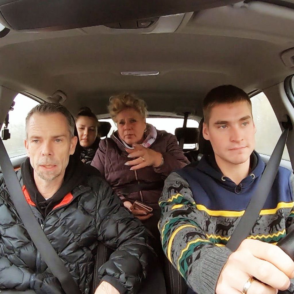 Silvia, Peter und Sarafina Wollny mit dem Fahrlehrer
