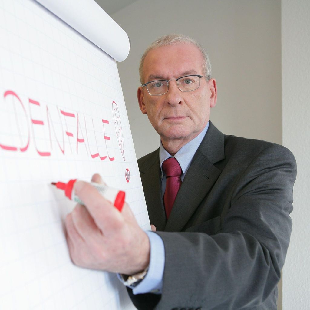 Peter Zwegat, Schuldenberater