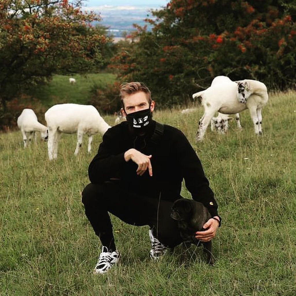PewDiePie mit seinem Hund Edgar