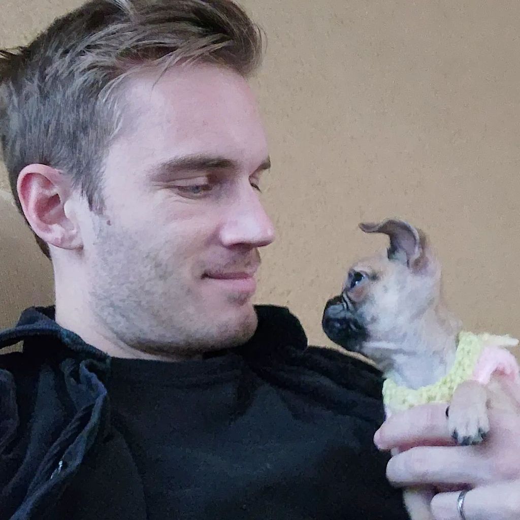 PewDiePie mit seinem Welpen Momo im Januar 2023