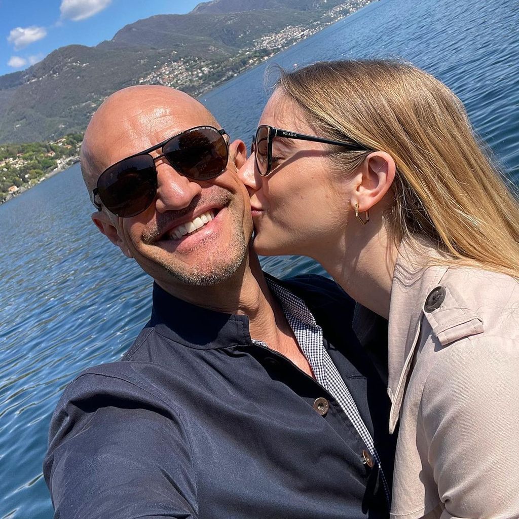 Peyman Amin und Sandra Apfelbeck machen ein Selfie